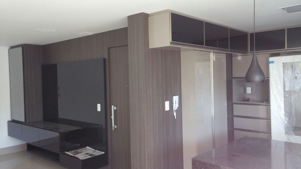 Painel com porta embutida