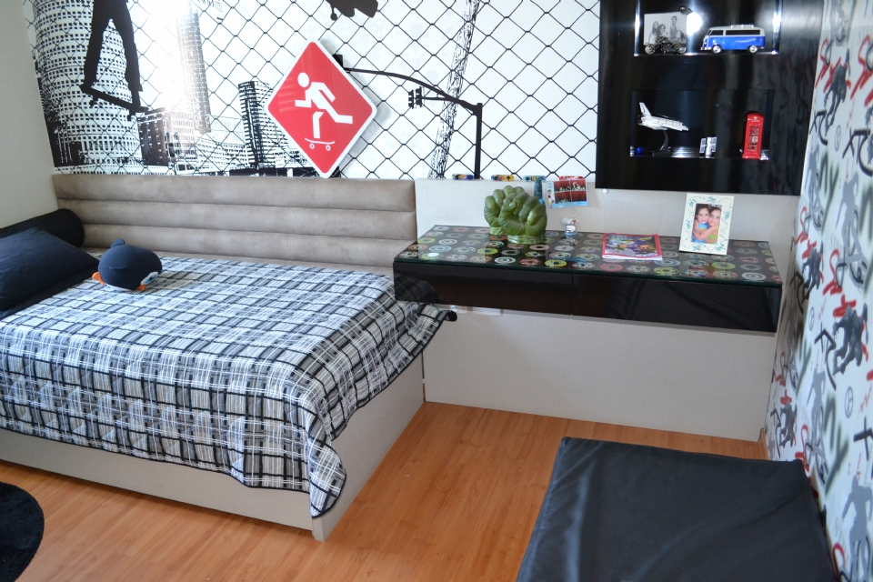 Cama com painel