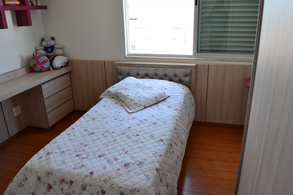 cama com acabamento em capitonê