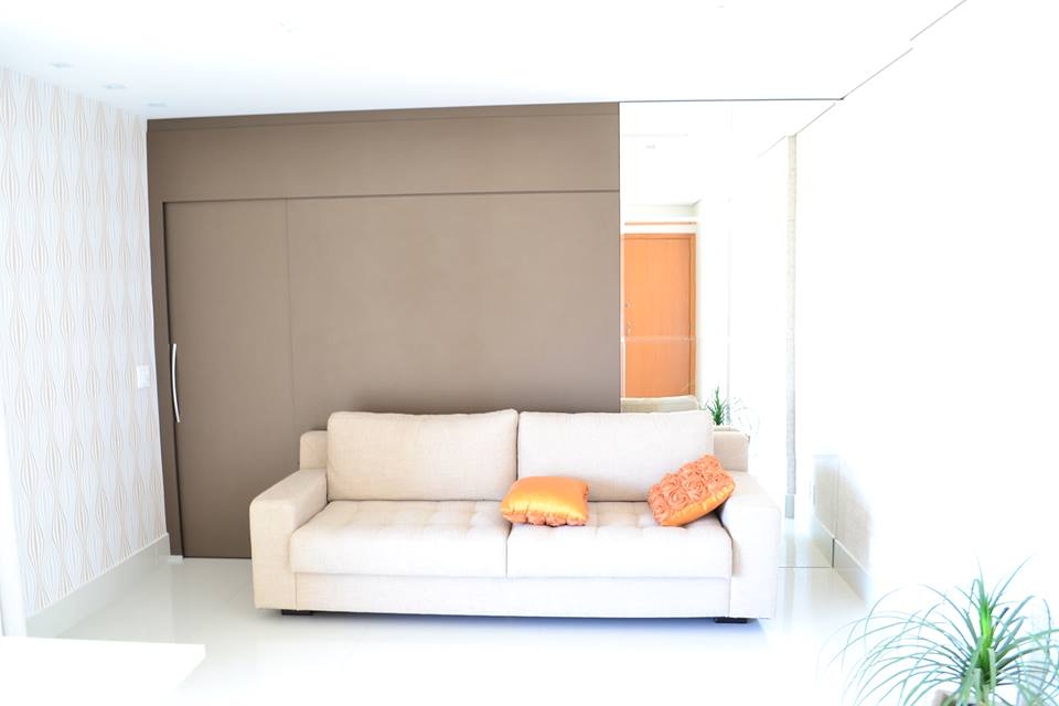Painel com porta embutida